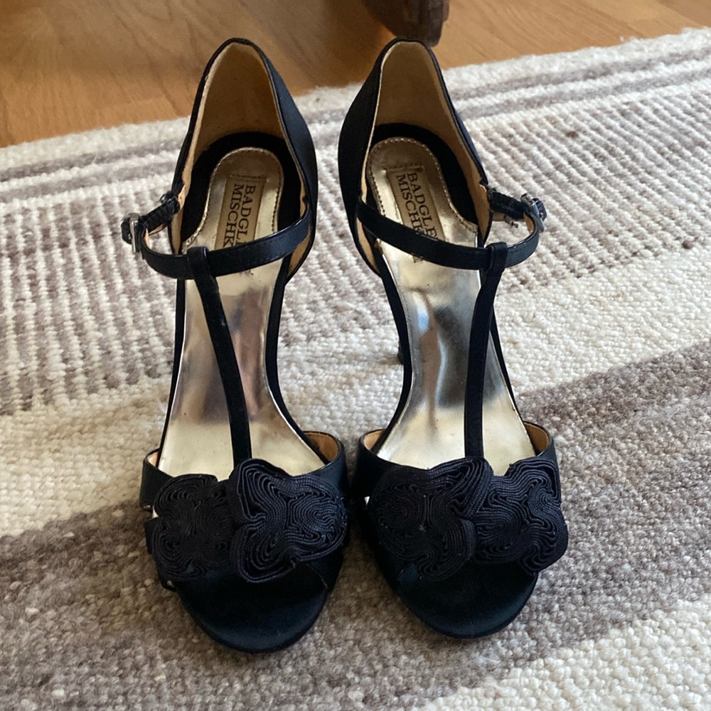 Badgley Mischka ladies black heel sandals with rosette detail size 7m